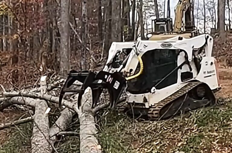 A HWP-200 GS grabs a log.